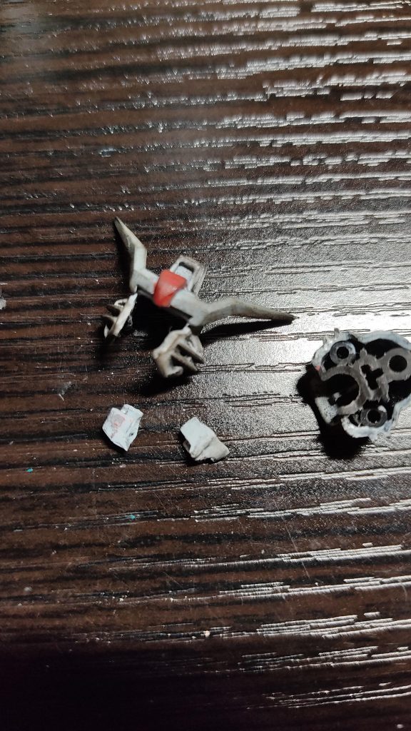 最後の仕上げをしている時にマスクがばっきりと割れました。一時は顔が真っ青になりましたが、一応目立たない程度には接着補修できたかなと思います。