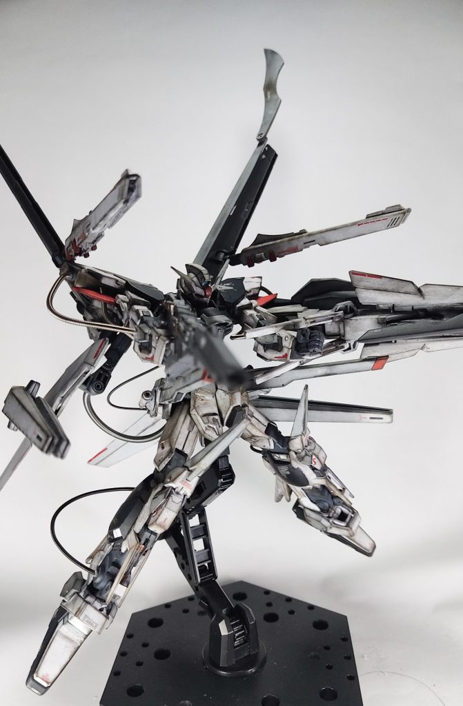 全武装を展開したフルバースト状態、スワイプ(なぎ払い)モードです。素体はラヴファントムですがストライクフリーダムのハイパーデュートリオンエンジンとマルチロックオンの恩恵で複数火器の運用が可能です。