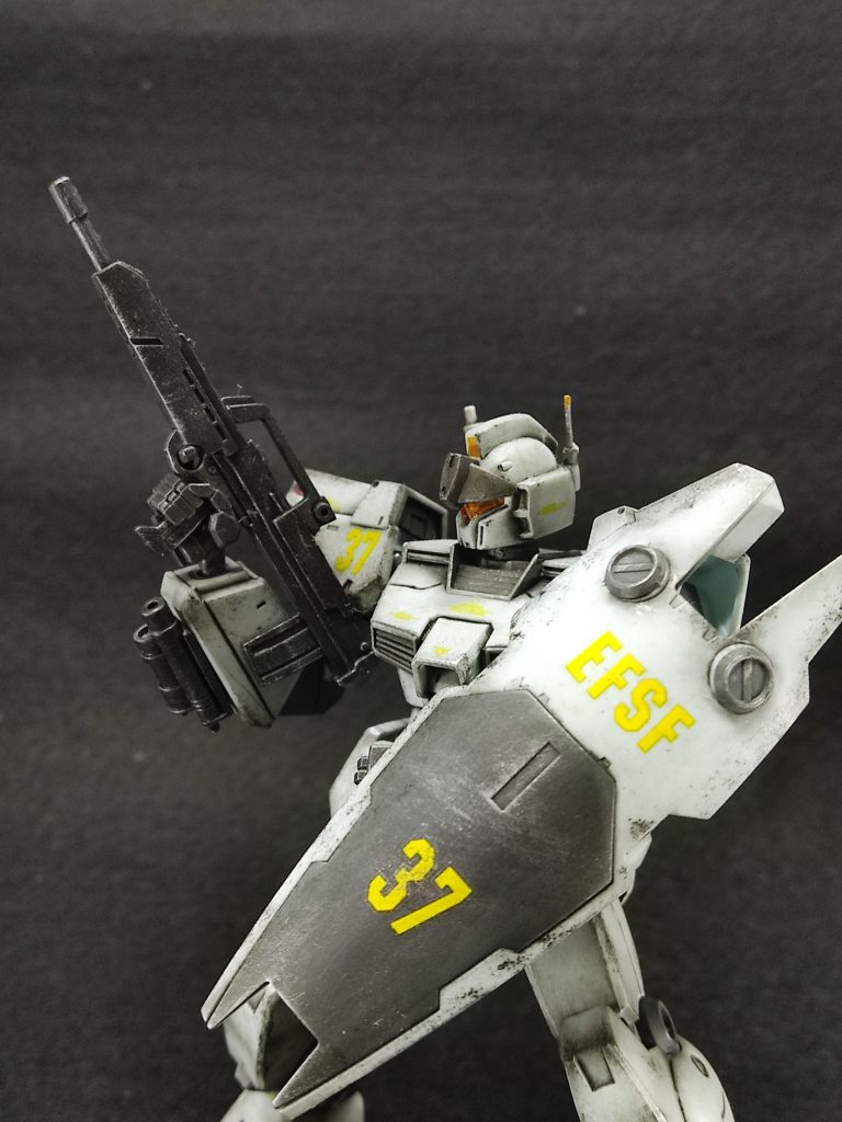 ジム・ライフル。通常の物と異なる形状なのは、当時、実戦評価中であった、サードパーティのパーツを使用しているためである。などと言いつつ、「元のライフル、好みじゃないから、形変えちゃお」と、元キットのライフルを切り貼りしたモノ。「ジム・ライフルは、パーツ組み換え可能な、モジュラー・ウェポン」とかいう話をどっかで聞いたので、何やっても許されるやろ(適当)。