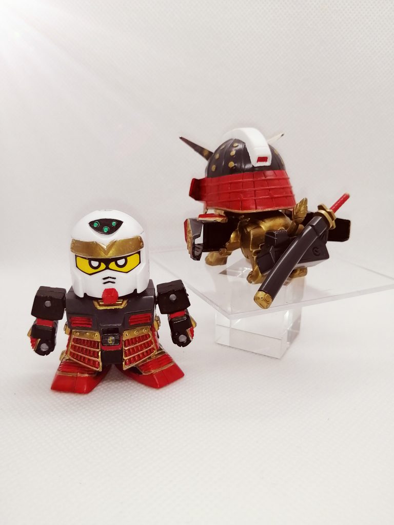 公式？ではありませんが、スピリットの後足の間にバックパックが無改造で挟み込めるので、精太や摩亜屈の守護獣のように刀やライフルを装着させることも可能です。武者スピリットは後姿が結構スカスカなので、こっちのほうがバランスとれてる感じがします。