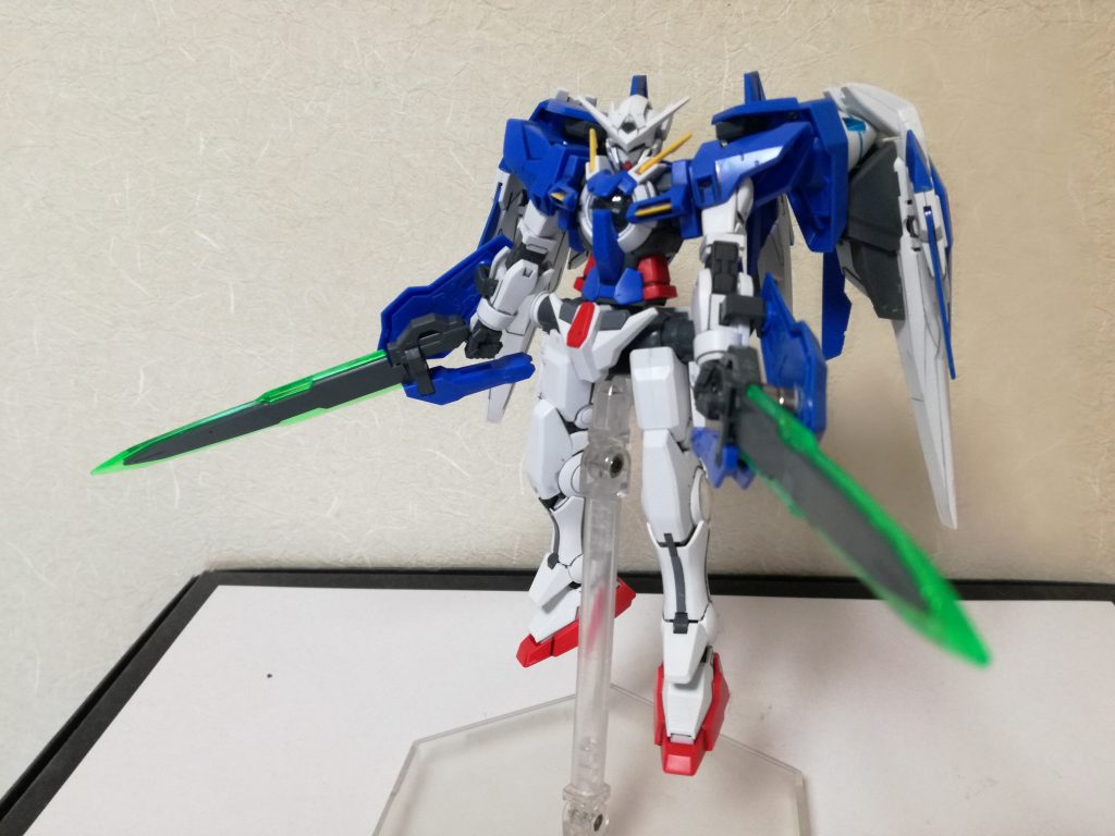 両腕に剣，銃，盾の複合武器であるGNソード改を装備しているのが特徴．