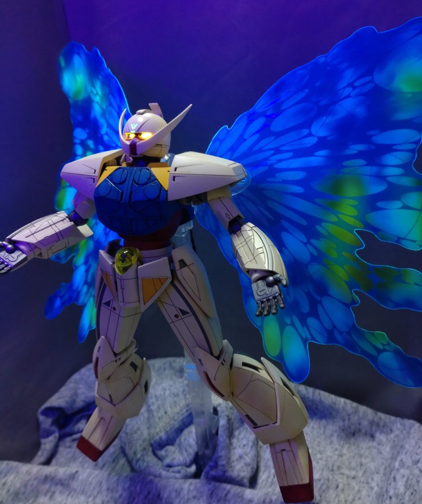 セチュリカッラー♪ミリオカッラー♪そうそう、これからMGターンA作ろうとしてて『ちょっと他人の作例見たろ』ってこのページ開いてくれた方。前膊部と二の腕の外装パーツの肘関節側のクリアランスは多めにとった方がいいですよ。キットのままだと肘動かす度に球体の肘関節パーツの塗装がごっそり持っていかれます