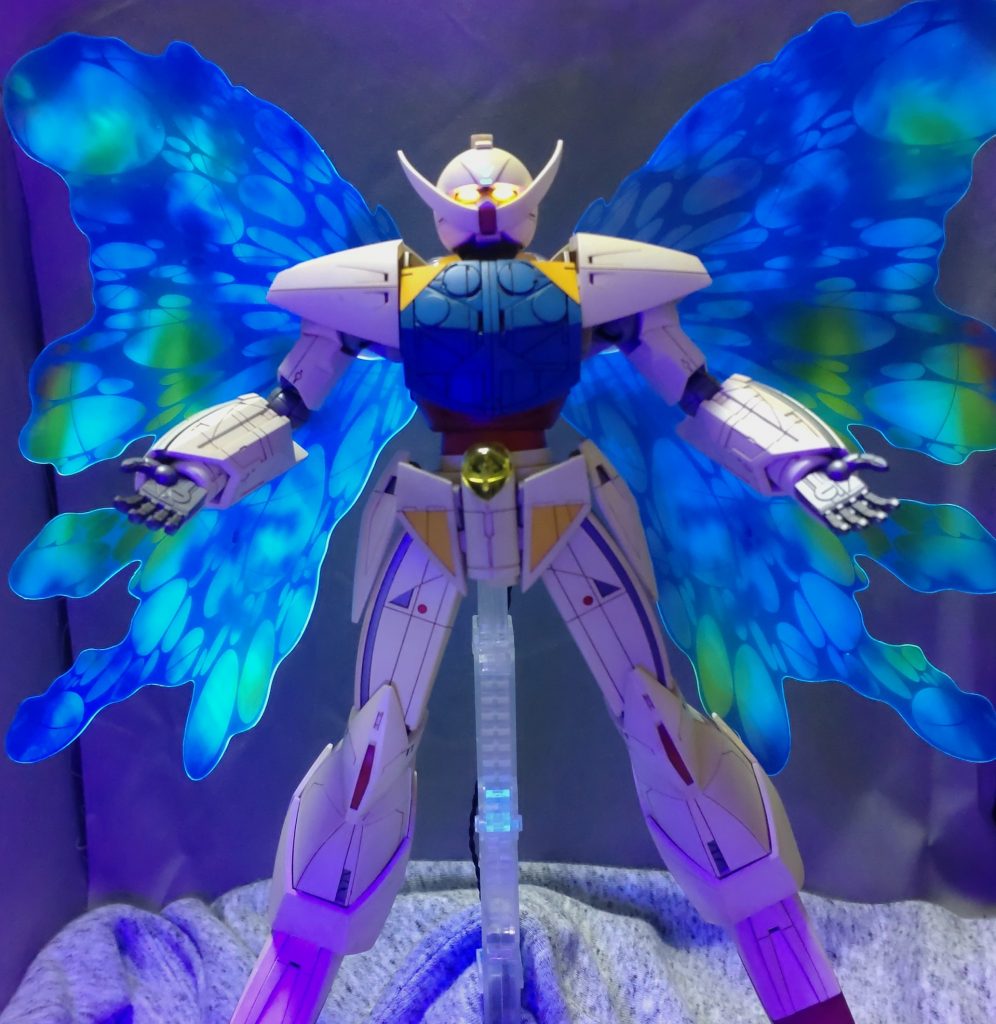 羽根の裏側に蛍光クリアで着色しましたのでブラックライトで発行します