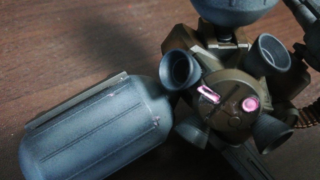 センサーのピンクが指に付いてえらいことに…