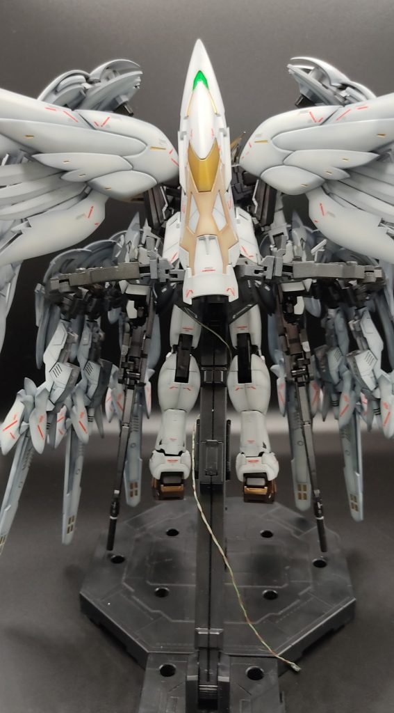 LEDの配線は背面から出して、電池とスイッチはディスプレイスタンドの中に隠しています。