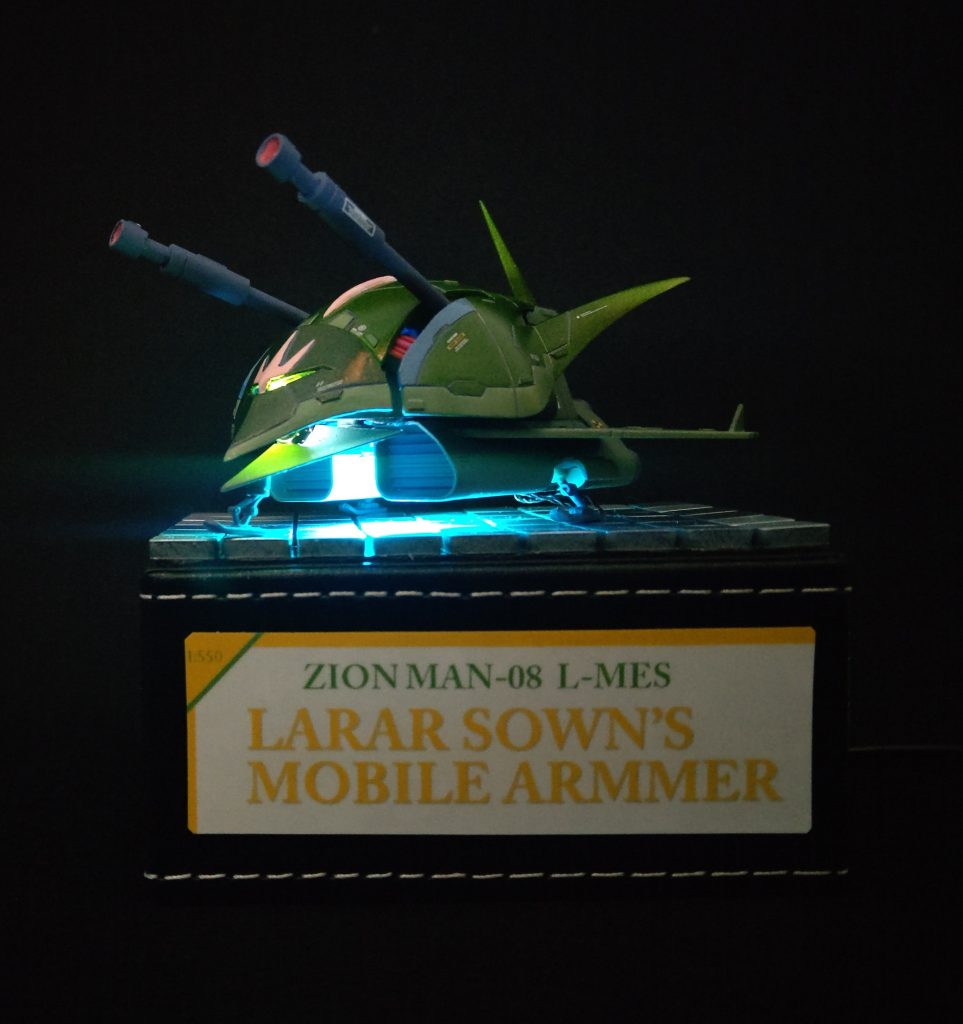 台座とライトアップ。