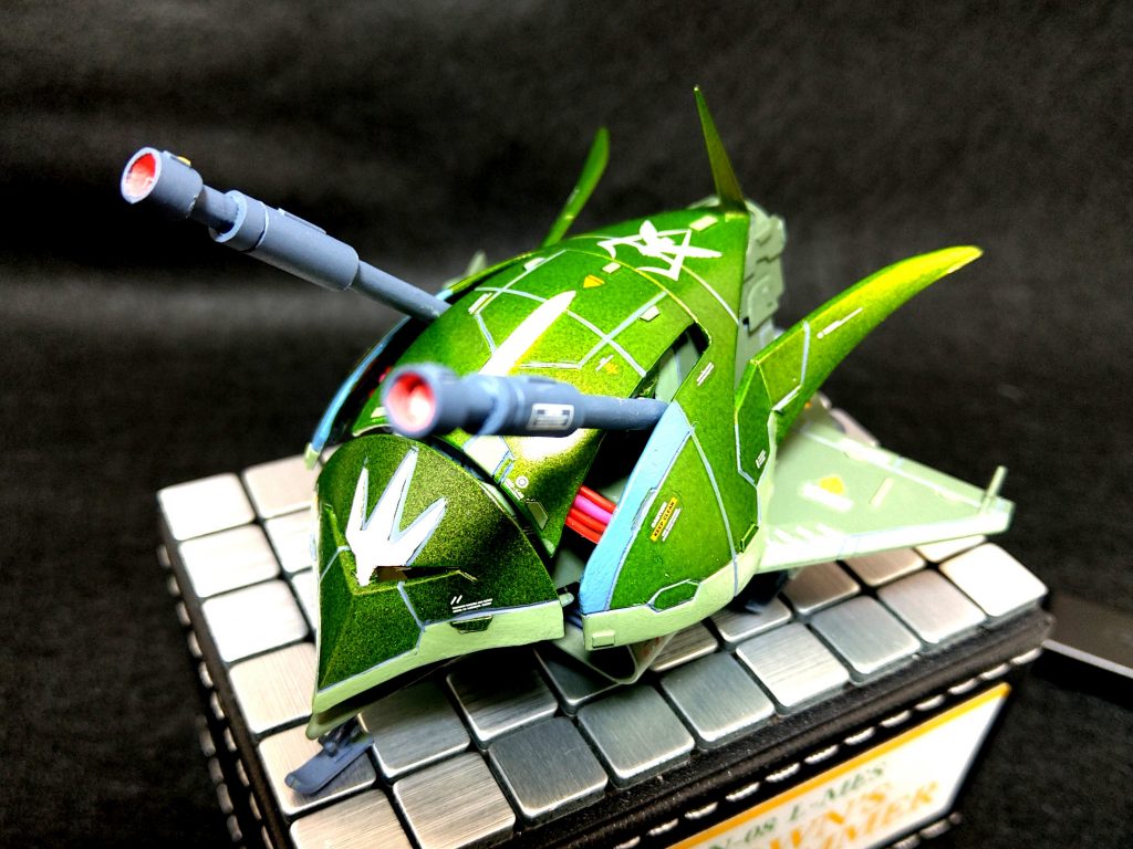 何を言うか、ララア少尉。オールレンジ攻撃を可能にした驚異のモビルアーマーだぞ。そんなに簡単に縮んでは困る。