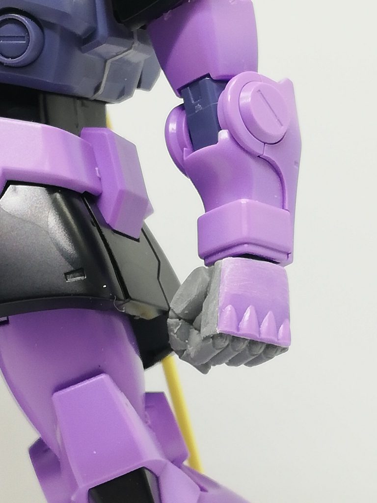 手首は、むかーしMGザク用に在庫してたレジンの手首をサルベージしたので、手の甲だけキットのものを貼り付けて使用。