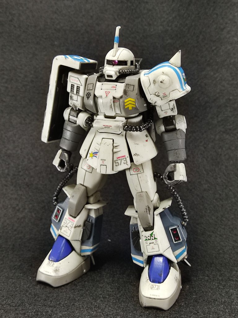 0079 12月。連邦軍による、ソロモン攻略戦が押し迫る中、ソロモン宙域で数多くの連邦軍 偵察部隊を屠ってきたのが、本機 「シン・マツナガ大尉専用 高機動型ザク」である。 というコトで、またも「宇宙機だから、泥・砂は無しで」と、ウェザリングを回避。また、「俺たちのマツナガ大尉が、連邦軍のヒョロ弾なんぞに、当たるわけねぇだろ!! 」という、マツナガ教の教えに従い、被弾痕なし、ハゲチョロは最低限に。