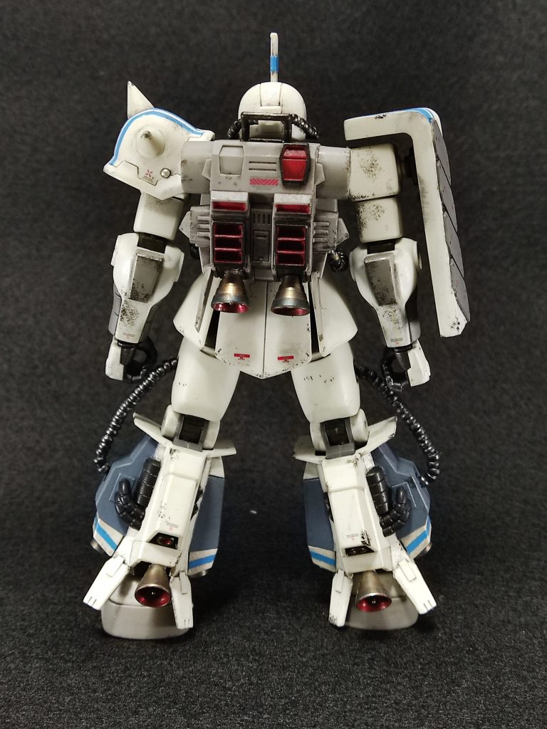 広く知られるマツナガ大尉機と塗装が異なるのは、本機が様々な仕様の実戦テストを行っていたことに由来する。特に、脚部については、試作段階だった新型推進器を搭載した予備機のものに交換されているため、塗装も予備機のままとなっている。 と、いいつつ、実際はミスって脚の合わせ目跡がガッツリ残ってしまったので、ごまかすために塗装した結果。(予備機の存在自体、最近になって知ったので、色すら正確には合ってない)当初は、「あれ……この色、微妙じゃね?」と思ってましたが、デカール貼って、ウォッシングした頃には気にならなくなったので、結果オーライってことで。脚部とランドセルには、メタルのバーニアを大小合わせて8個仕込み。