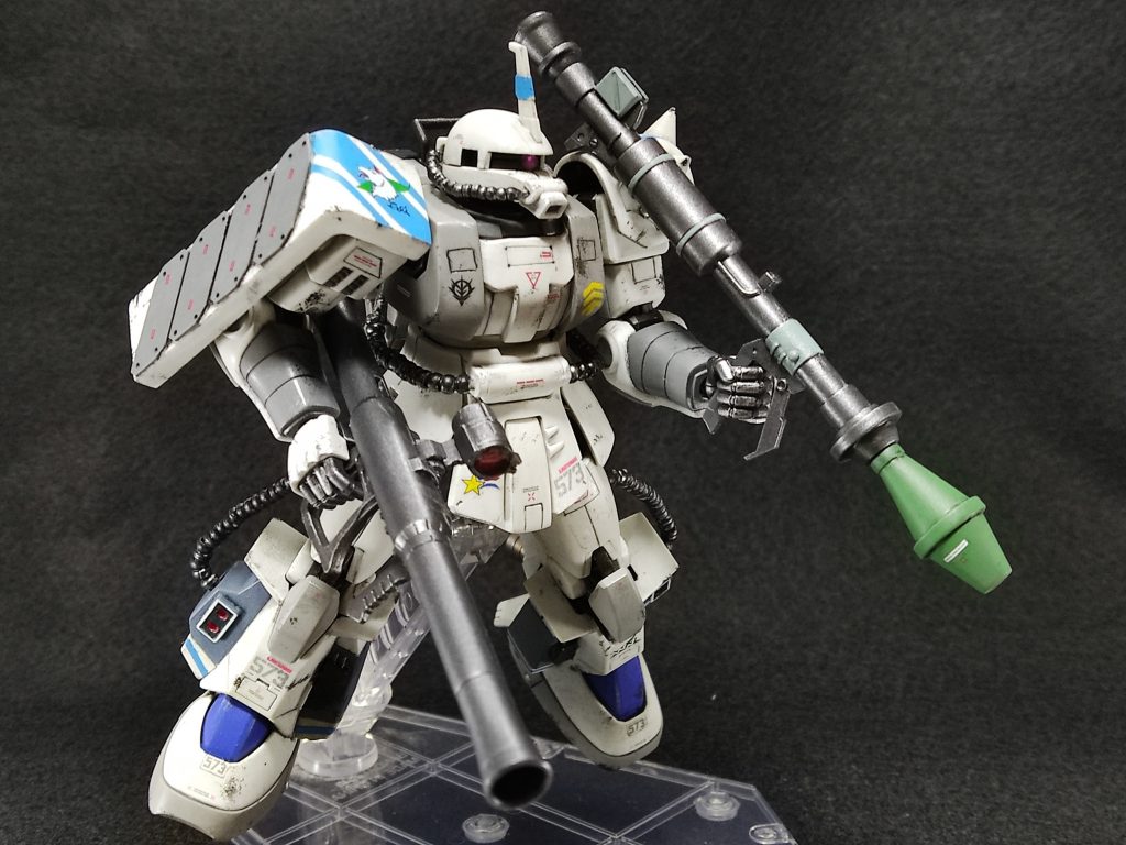 様々な現地生産の試作兵器を使用したため、本機は連邦軍偵察隊の目を引くこととなった。皮肉なことに、それがマツナガ大尉の撃墜スコアを押し上げることにも繋がった。 ザクバズーカは、スコープをレジン盛りでレンズっぽくした以外は、そのまんま。ホントは、ジャイアント・バズと二刀流したかったのだが、無かったので……。