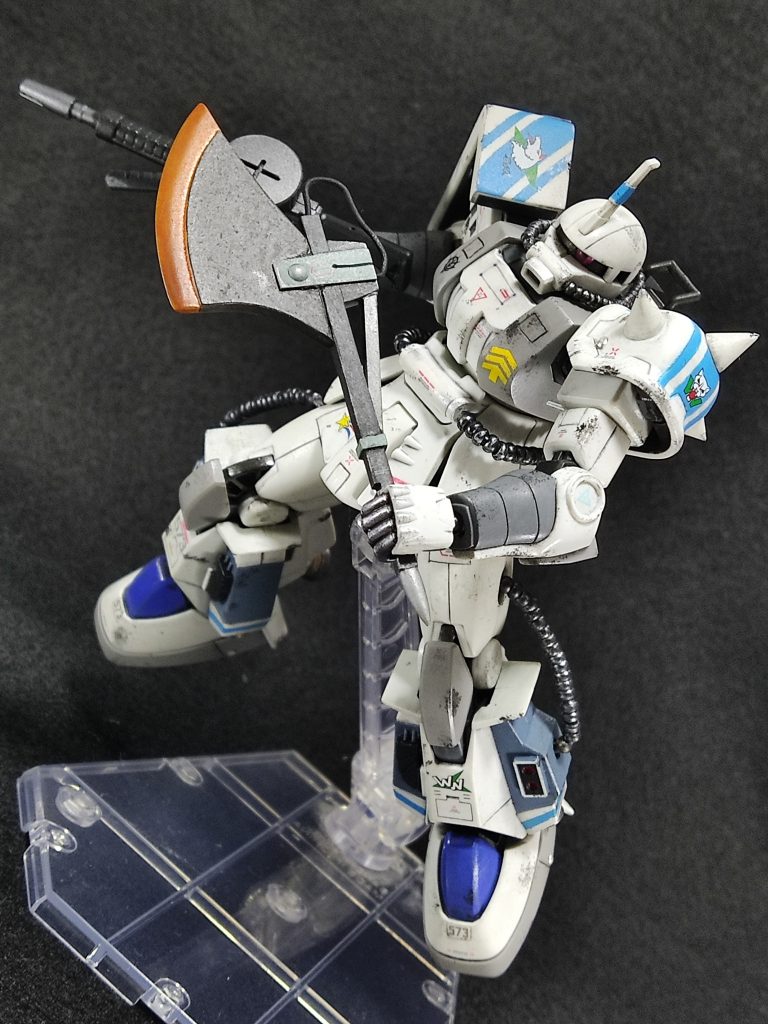 整備員たちから、「フランキスカ」と呼ばれた試作型の大型のヒートホーク。一撃離脱戦法を得意のとする本機のために、「すれ違いざまに、撫で切る」ことを重視し、更には最終手段として「投擲」も可能なように、設計された。とはいえ、「使い捨て兵器」とするにはコストが高すぎ、やはり少数が試作されたのみであった。 HGUCのザク系作った人なら、多分わかってくれる「付属のヒートホークちっさ!! 」問題への怒りと、「なんか変な武器が欲しいわ」という、いい加減な欲望の産物。ネットで見つけた、古代フランク人が使ってた「フランキスカ」なる斧を元に、好き勝手デザイン変更して、プラ板積層してスクラッチ。