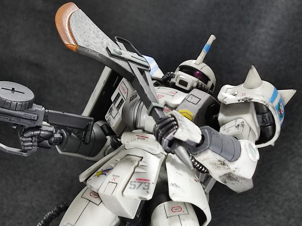 最後に、百均のネイル用ジュエル(ピンク)を、UVレジンで丸く成形して、モノアイペタリ。思いの外地味めになってしまったのは、瞬間接着剤による曇り故か……まだまだ、修行が足りません。長年積んでたキットを崩せて、ようやく肩の荷が下りたような気分。まだまだ未熟者ですが、作りたい物もチラホラあるので、その際には、またお付き合いいただければ幸い。