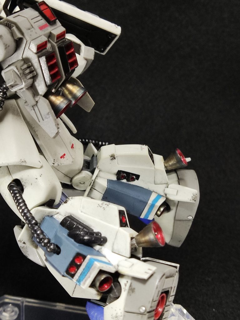 メタルのバーニアには、メタルプライマー塗布、内部をクリアレッドで塗り、タミヤのウェザリングマスターでバーニア焼けを表現。初めてマトモにメタルパーツを使ったので、結構緊張…したが、終わってみれば、なんか良い感じに。