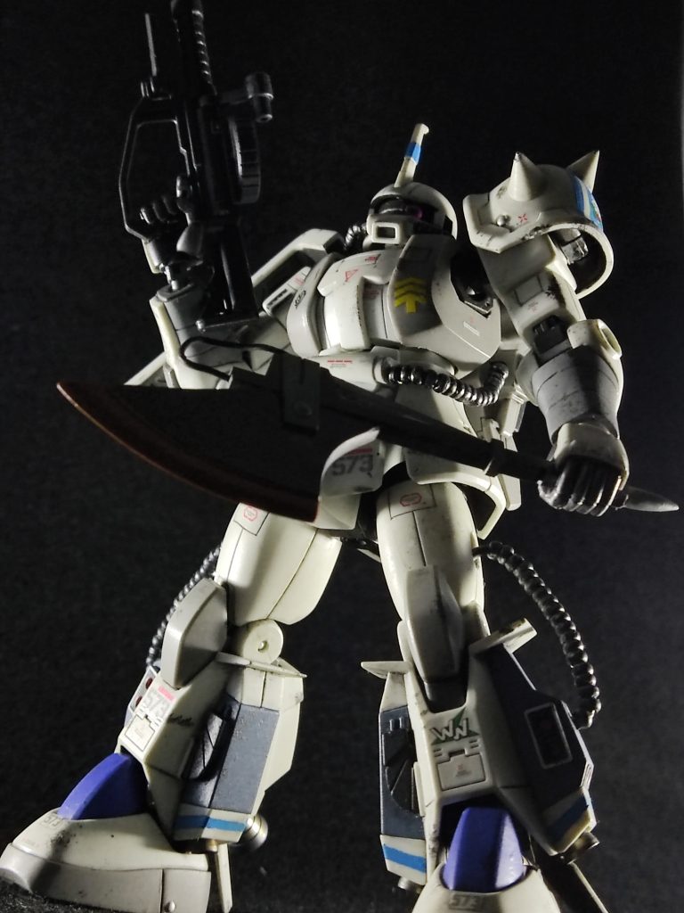 ソロモン攻略戦に向けて、様々な実戦テストに駆り出された本機だったが、マツナガ大尉が直前にサイド3へ召喚された結果、ついにソロモン防衛戦に参加することはなかった。一説には、これは敗北を悟ったドズル中将直々の手引だったとも言われるが、今もって真相は定かではない……。 すべてを無に帰す、逆光アオリ!いや、工作したトコ何も見えんやないかい、と。でもカッコイイので、個人的にはヨシ。