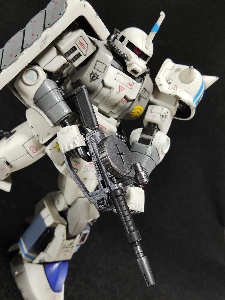 本機のザクマシンガンは、後継モデルであるMMP-78用の、試作ストックを装着している。同ストックは、内部の余剰スペースに、弾道計算用のサブコンピューターや、サバイバルキット等を積載できる設計になっていたが、その有用性とコストが疑問視され、正式採用には至らなかった。 まぁ、要するに、「オリジナルのザクマシンガンのストック、邪魔だしカッコ悪いから、イラネ」と切り飛ばして、みんな大好き(?)クレーンストックに交換しただけ。照準器は、内側赤く塗って、UVレジンでレンズっぽく。懲りずに、黒と黒鉄色で二色塗分けした……んだけど、写真にすると目立たないなぁ、ホント……