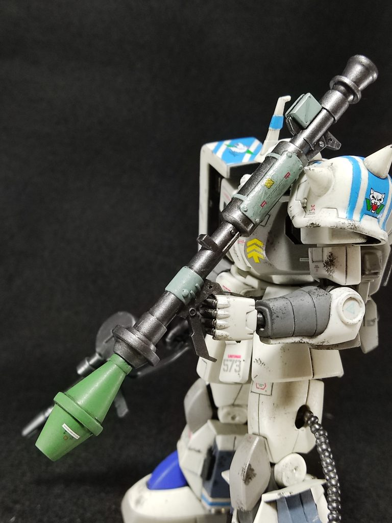 シュツルム・ファウストを弾丸として発射する、「シュツルム・カノーネ」。シュツルム・ファウストの命中率の低さを、専用の発射機を用いることで緩和しようと、ソロモン工廠内で独自に製造された現地生産兵器。しかし、リックドム用のジャイアント・バズに、命中率・威力・取り回しの、すべての面で劣っていたため、大量に配備されることはなかった。 なんてでっちあげつつ、見る人が見たらわかる、某ブキヤさんの武器セットから持ってきたRPGっぽいロケラン。「現場で、あり合わせで作った応急兵器」感が、大変好みだったので、採用。ホントは、マジモンのシュツルム・ファウストつけたかったんだけど、手元になかったので断念。