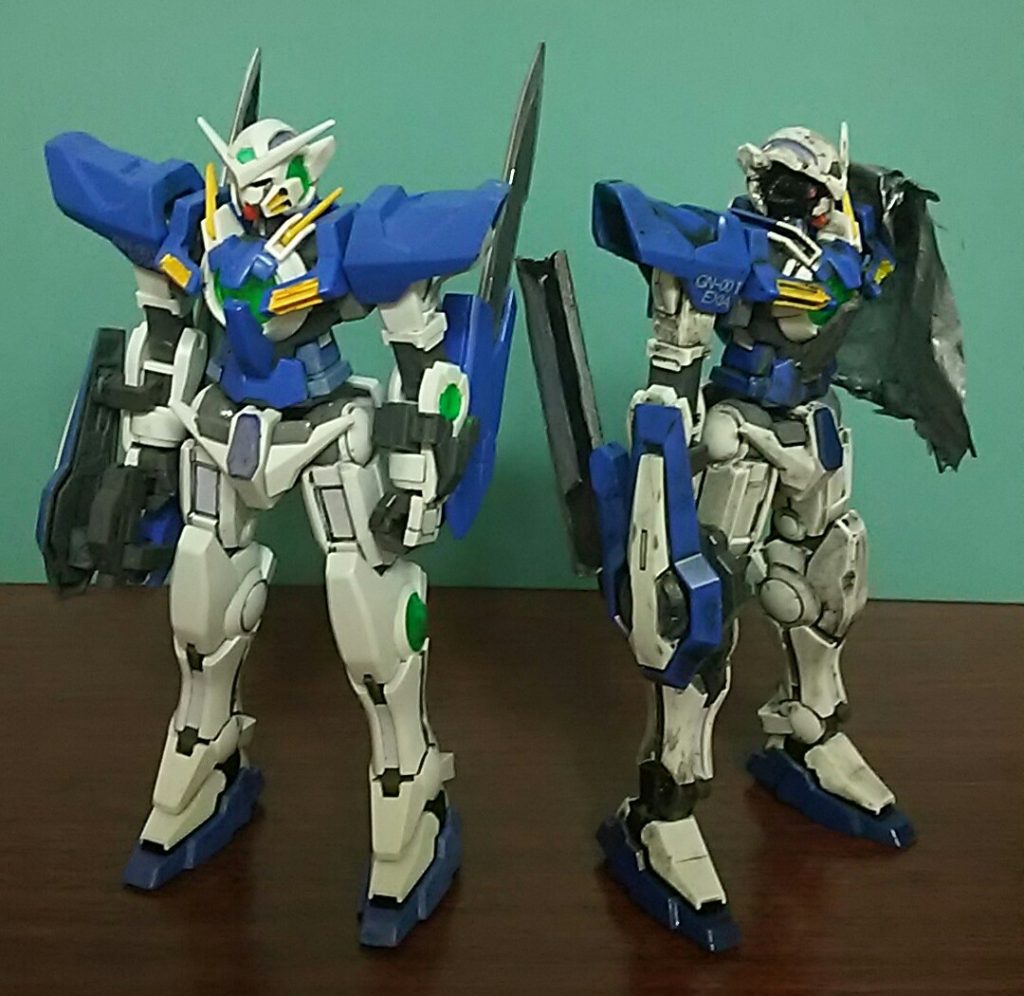 左の二刀流エクシアの応急修理版という設定なので色と形状もそれに準拠