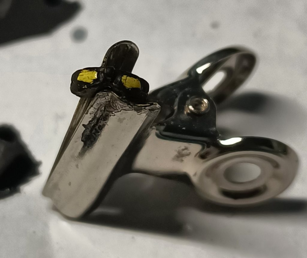 前述の通り、黄色のみジュースペイントの物を使用しましたそして目の黒い部分ですが、ウェザリングカラーではうまく行かなかったので・・・①ジュースペイント黄色を塗る②トップコートつや消しを筆塗り③ポスカ黒を筆塗④ポスカ黒が乾く前に、目の部分を綿棒でこすり取るこの方法でなんとか塗装することができました