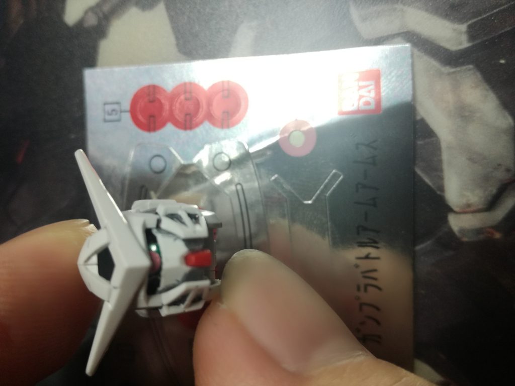 シールを使いモノアイを中心からピンク，グリーン，シルバーとなるようにしている．