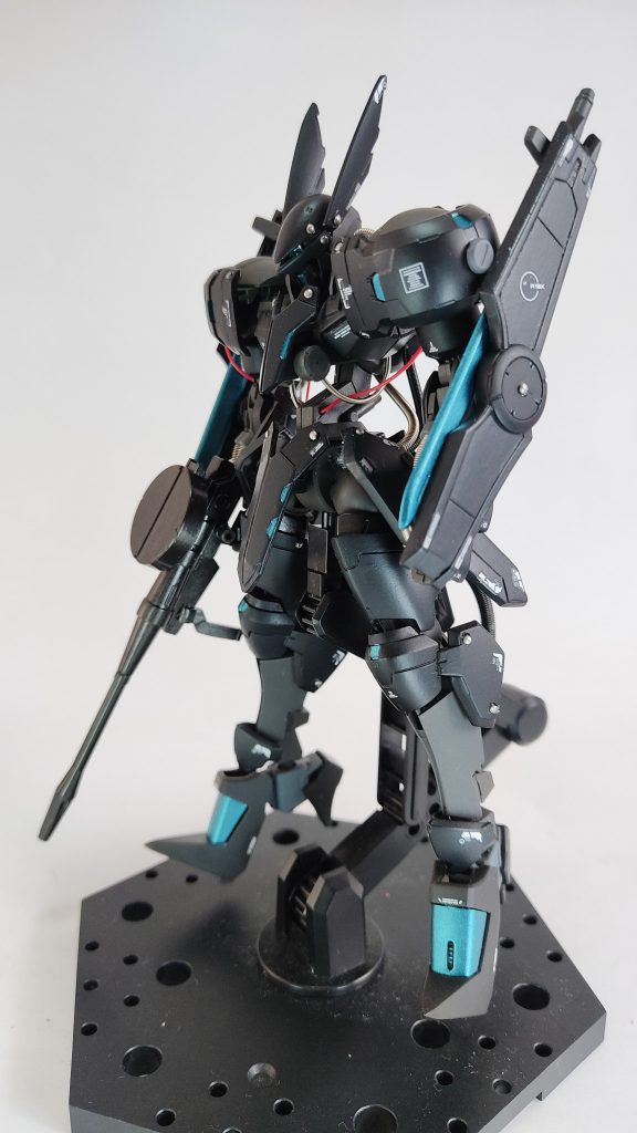 ライフル装備。特に改造はしていません。機体性能に即したシンプルで良い形状だったのでそのままにしています。