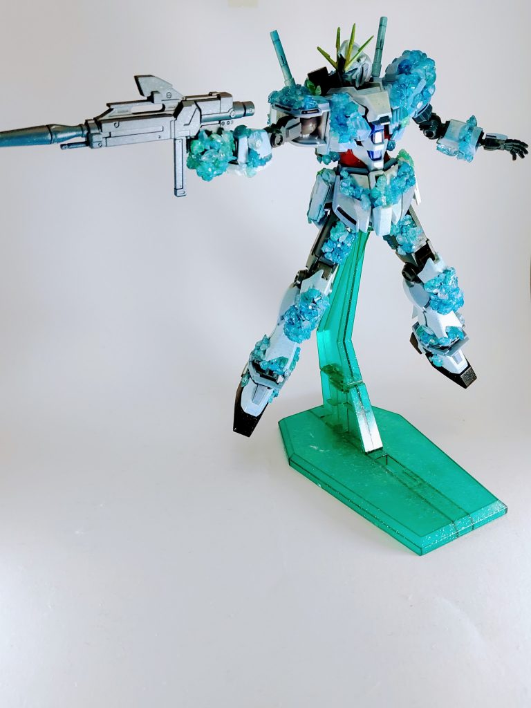 ビームライフルはキットから持ち手周りに結晶を貼り付け