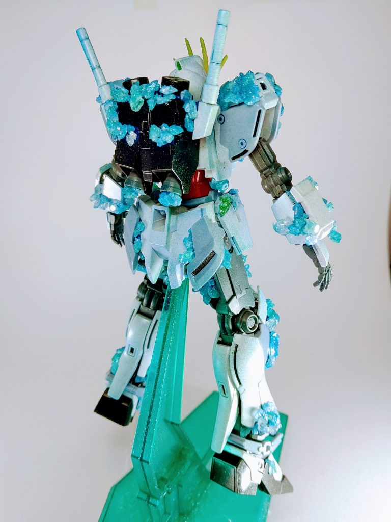 ナラティブC装備のサイコフレーム部を自作の結晶体に置き換えたものです結晶の配置はユニコーン結晶体を参考にしてます