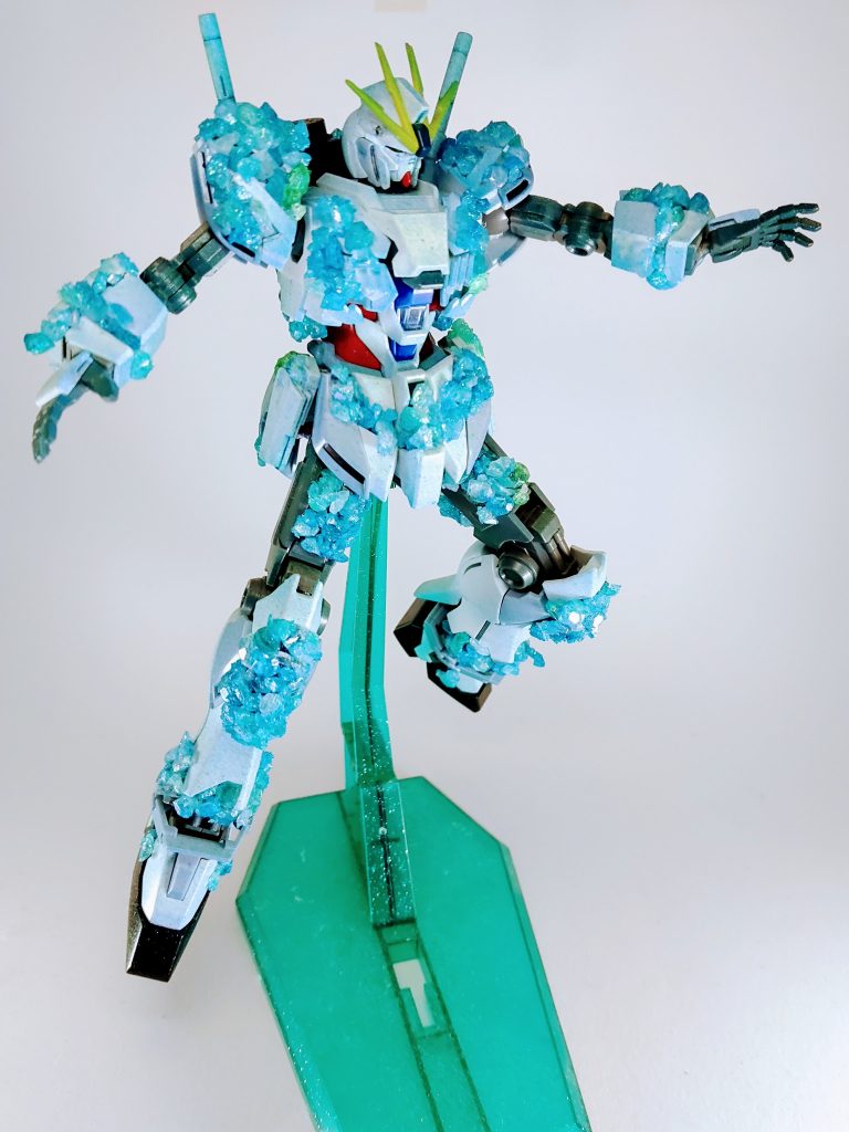 発光してるようにしたくて全身にクリアブルー&クリアグリーンを少量吹いたのですがかなり汚くなったような……さらにブルーで部分的にスミ入れ