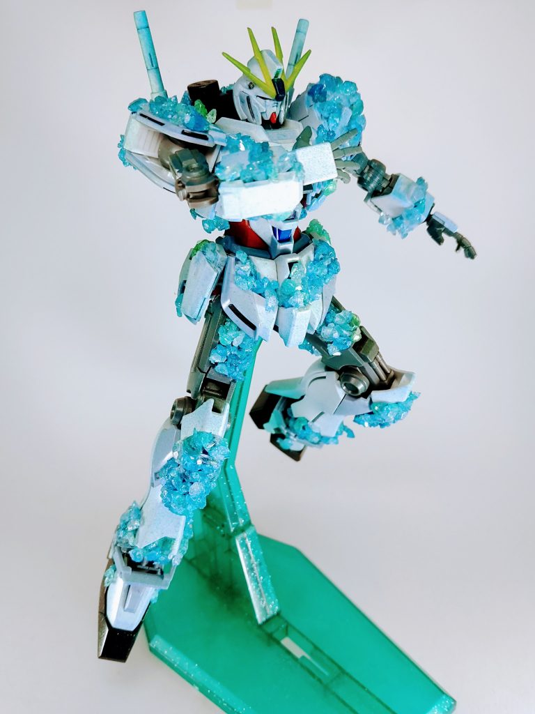 誰かの手を掴みそうに　倒れていくなら♪元々は百均のセールで買ったラメパウダーを消化したくて思いついたものですが、結果全然減らなかったのでまた別の作品でも使えたらなと思いました弟に「結晶というか宝石みたい」と言われたのでもう少し粒を小さくしたらよかったかもしれないですね以上ですありがとうございました