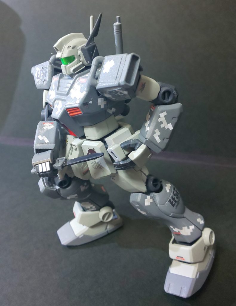 近接戦闘用に、短刀を両サイドに。頭の左側は、追加装備アンテナです。ちょっとエース感!アストレイブルーフレームのジャンク品です