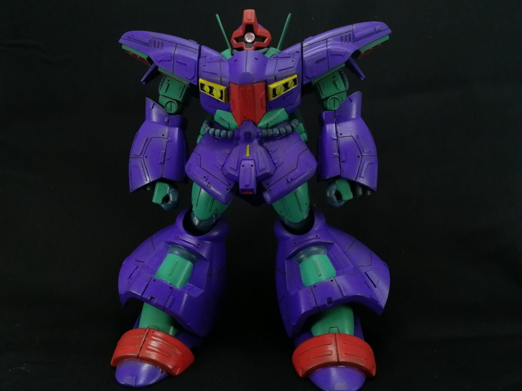 旧キットは胸部が前に向かって下がり過ぎており胸部ダクト？（黄色の箇所）がほぼ腰ぐらいの位置で、脇腹の装甲も厚くクビレがなく上半身に締まりがないように思えたのでそこを中心に直しました。また前腕のボリュームアップしてます。色はボックスアートの謎の配色が80年代SFっぽくて好きなのでそれを真似てみました。  