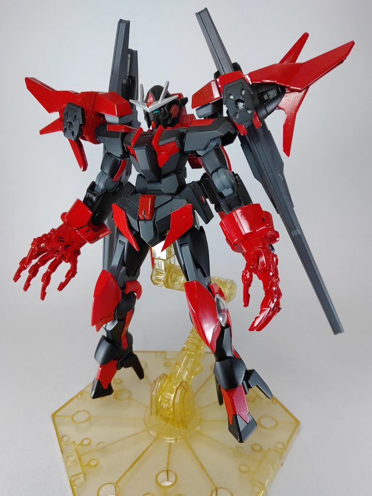 ガンダム型頭部クアンタの色変えです別の作品で使っている頭部をそのまま流用ダブルオー系なのであまり違和感無いかと通常の手も用意してあったのですが左右ともいつの間にか行方不明に……手足が細長くて女性型に見え……なくもないような感じになりましたエクシアダークマターといい、最近のアメインゴーストといい黒+赤は不気味な悪役感を出せる便利な組み合わせかと思います実は完成して半年ほど放置してあったのでホコリが色々溜まっていまして掃除しても静電気で全然落ちない……以上ですありがとうございました