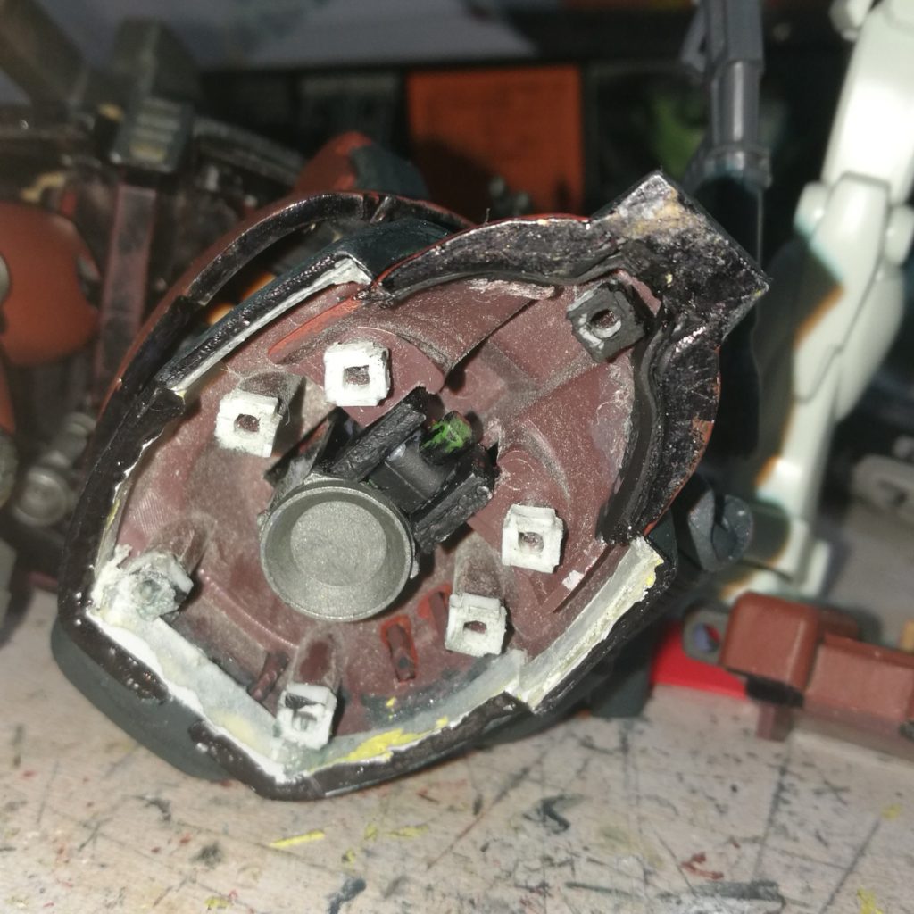 「まだだ！まだ終わらんよ！」よ～し、完成というところで、@monobyaさんのドムトローペン　サンドラ少尉機を見てしまいました。MGドム改修トローペンだと・・・、カッコ良過ぎる。何といっても重厚過ぎる足がステキ。ヤバイ！私にもグリプス決戦での「まだ終わらんよ」というクワトロさんの声が聞こえてきました。「星が～降りしきるペントハウスで～空のオルゴール独り聞いてた～」(サイレント・ヴォイス 歌詞 © Nagoyatv Eizo Japan Co. Ltd.)という曲も頭の中に鳴り響きました。・・・という訳で、最後の改修を決断。もう「君を笑いに来た…そう言えば気が済むのかな」とは言わせません。【改修要点】-⑦ 足のボリュームアップ【難易度4、満足度5】キットの最大の課題は下半身のボリュームが上半身のボリュームに負けていることにあります。前述の三角形の均衡が悪いということです。取り敢えず、足の付け根を2mm程度上方にずらしてみましたが、足が薄いことが返って目立つ結果になってしまいました。そこで足の高さを2mm程度延長してみます。制作は 1.足裏部品を固定している各ダボに対して2mm延長します。高さが足りなくなった各パーツについて裏打ちした後パテ盛りで成形しました。高さ2mm延長としましたが、もっと伸ばして3mmとしても良かったかもしれません。今後、制作される方にお任せします。【課題と反省点】○ 自作ダボの堅さ今回は、上の足裏中身の写真のように自作ダボとチューブ付き針金を多用しています。塗装してしまうととても固くなってしまい、苦労しました。○自作パーツの強度肩部装甲の可動部分は0.3mmプラ板×2枚で作成していますが、非常に壊れやすくなってしまいました。やはり1mm程度の厚さは必要かと思います。どなたか、プラスティックを強化する塗り薬やサフのようなものをご存じであれば、ご教示ください。