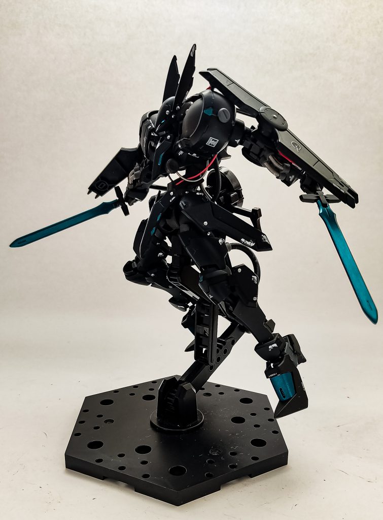 二刀流は近接戦で多分有効だと思うんですが、自分で操作することを考えるとメチャクチャ大変だろうなあ、と思います。