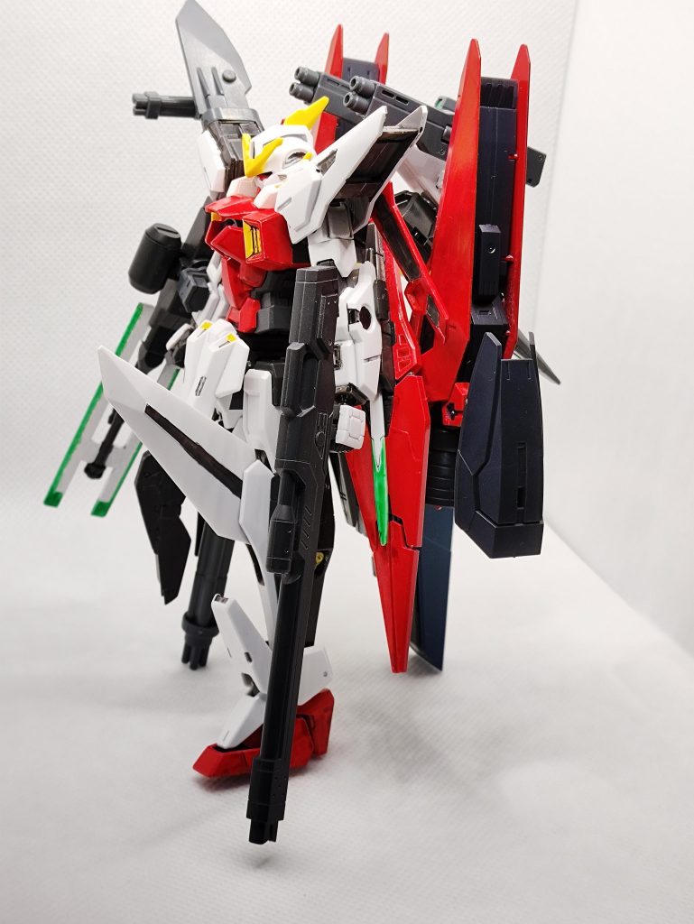 GNシールド:中央部のブレイドはエクシアR2の緑のパーツ(風に塗装しただけ)で切れ味強化GNビームライフル:レジェンドの高エネルギーライフル形状がロックオン機やティエリア機が持っててもおかしくなさそうと思って追加マシンガンだらけなので1発の威力では一番強いかな