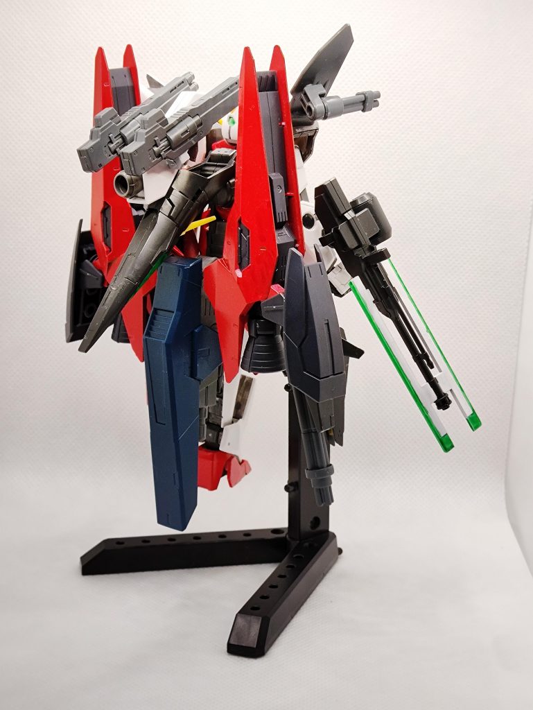 背面:1期最終決戦で失った機首、テール部分を改造機首に元のGNビームサブマシンガンを追加MS形態では肩あたりから、飛行形態では機首の下から攻撃テール部分にブースターとのミサイルポッドを追加