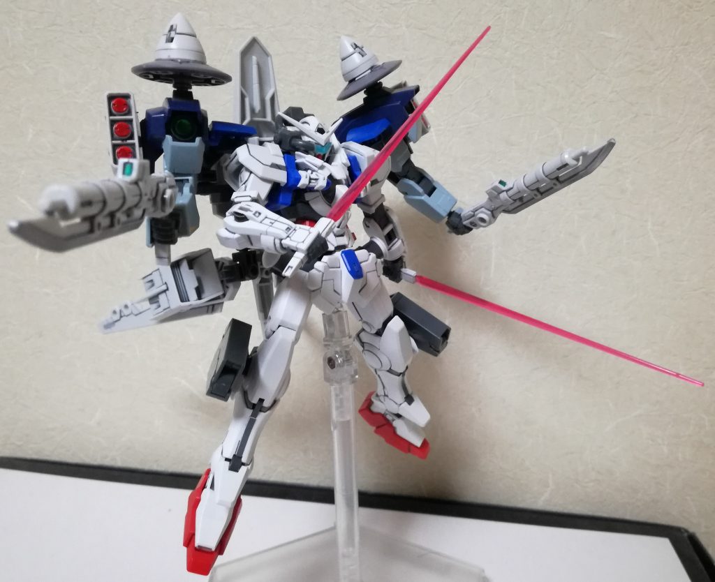 肩部副腕セラヴィーガンダムの副腕システムの試作型．副腕による大型武装の保持力上昇，手数の増加を狙っている．同時使用は操作難易度が上がるためイノベイタークラスの操縦者かハロなどの外部支援が望ましい．