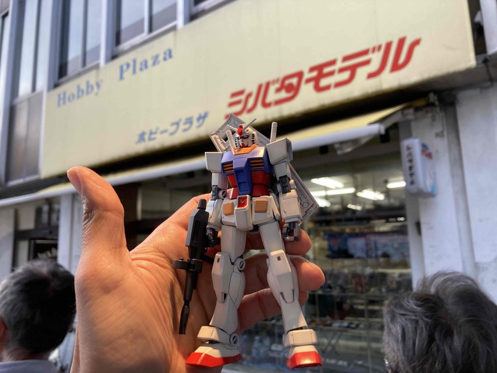 令和3年の5月31日に非常にお世話になった山形市のシバタモデルが閉店しました。そこで最後に買ったのがこのガンダムで、閉店まで1週間で基本塗装と墨入れまで済ませた状態で閉店の時を迎えました(さすがにキットを持って行ってるのは僕だけだったようです…)。プラモ狂四郎の気分ですね。僕にとって78-2はシバタモデルの最後の思い出のガンダムとなりました。そんなわけで、トップは最終決戦仕様です。10月に後継となるコトブキモデルRというお店ができて、そこに向けての自分のプロジェクトを思い立ち、三機同時製作を開始しました。そこはまたこの後の作品投稿で。