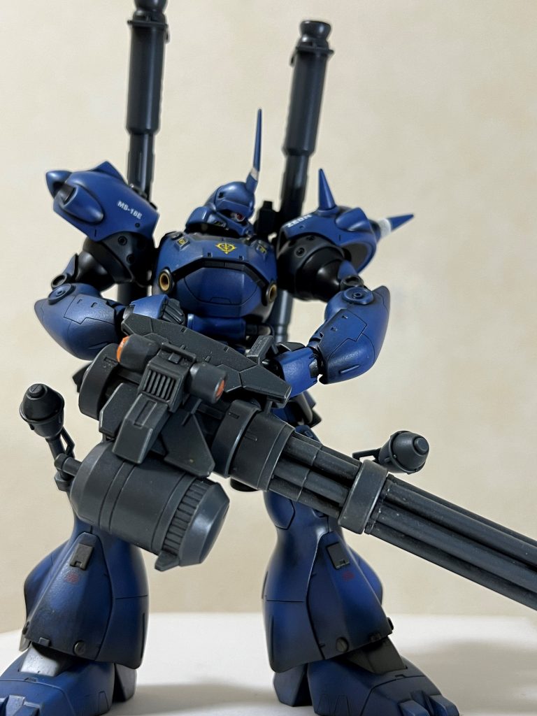 背中の武器が重いので前側に重い武器を持たせると立った状態が安定します。