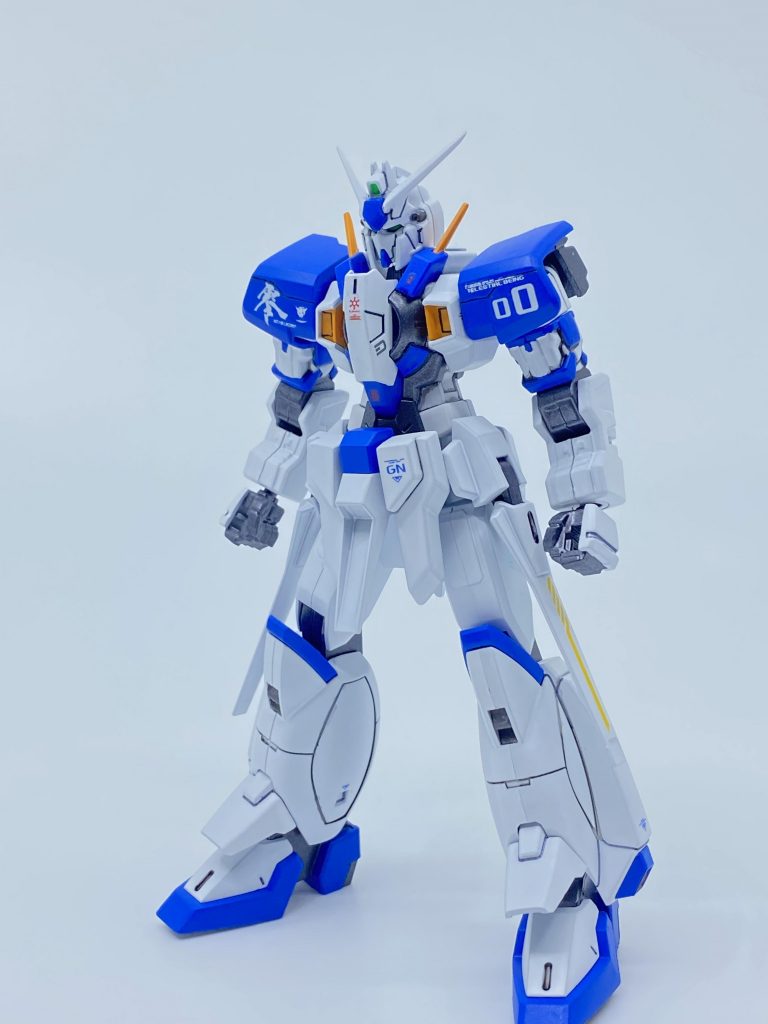 武装は頭部バルカンと両腰のファング2門のみ。戦闘とか一切考えてない兵装です。