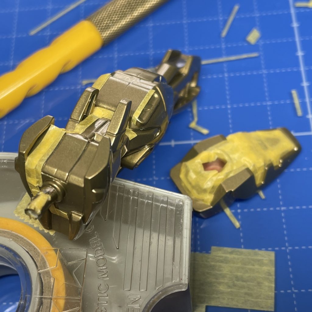 マスキングしやすいようにスジ彫りを追加したり、重ね塗りの回数よりもマスキングのしやすさを重視してフレーム色を先に塗装したりしました。