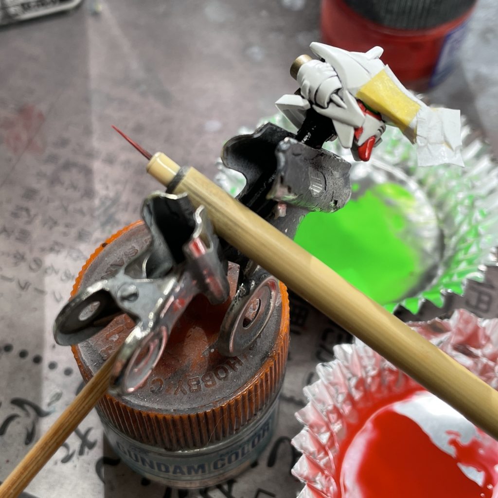 塗装時に筆の先端以外が触れそうな部分をマスキングテープ等で保護すると、余計な部分に塗料が付くのを防げます。