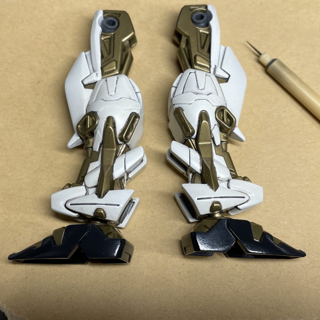 脚の細部塗装 モールドが曖昧でスミ入れが残りずらい箇所は、面相筆を使ってMr.カラーのミッドナイトブルーで書き込みました。