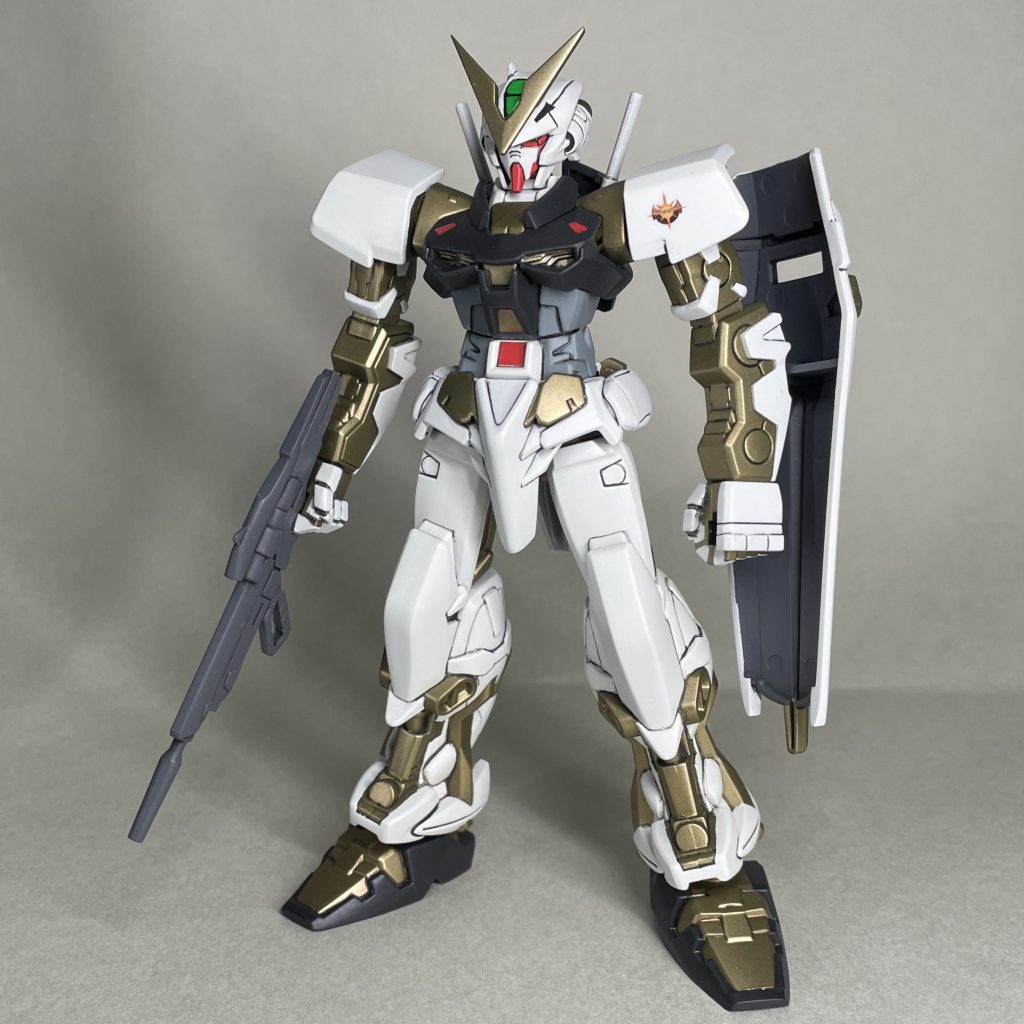 キットの武装装備 まえ スジ彫りの彫り直しやアンテナなどの削り込みはしましたが、ほぼキットのままの状態です。色分け境界のスジ彫りをしっかり彫り直し、マスキングでの色分けをしやすくしました。 キットの状態では、肘、膝、手首は動きません。盾の装備できる位置が限定されるので、自然なポーズで盾を横に持たせることもできません。