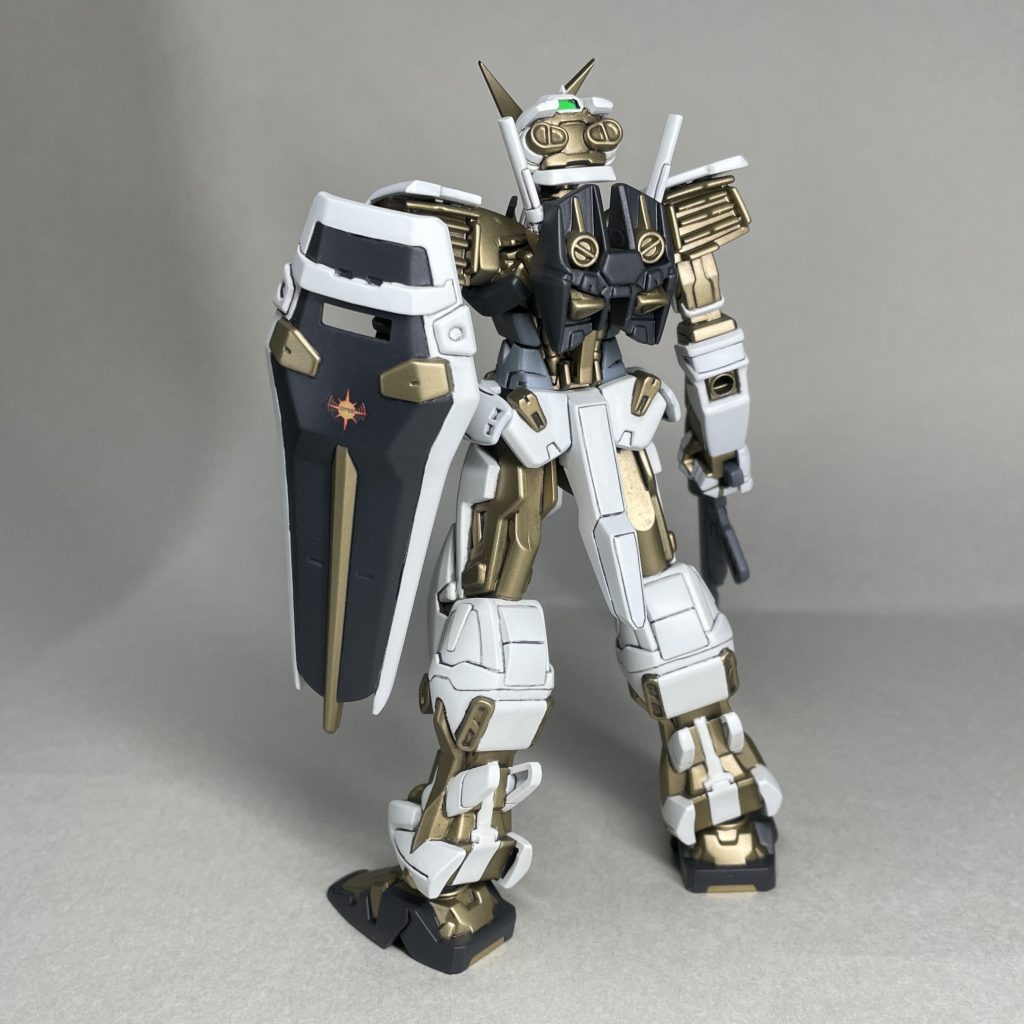 キットの武装装備 うしろ 肩と盾のオーブのマークは、ガンダムデカール18のものを使用しました。