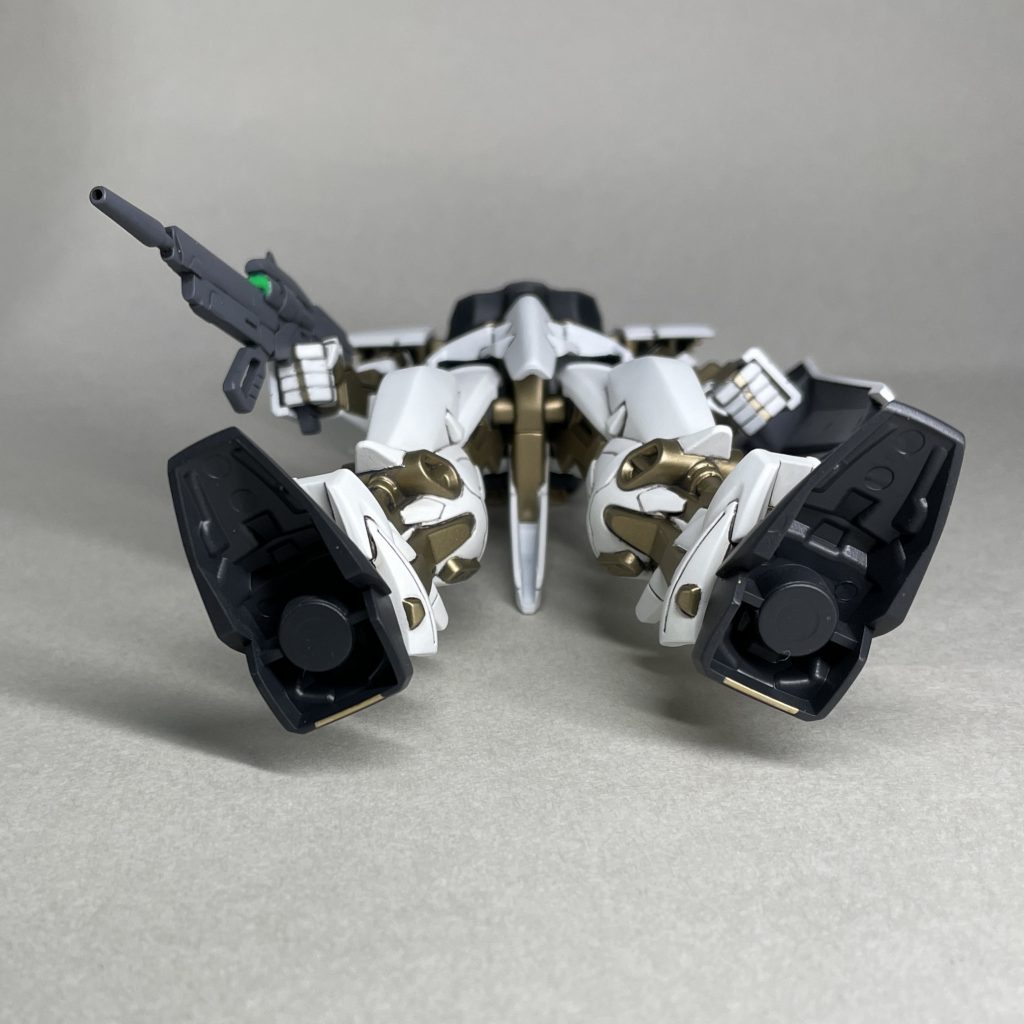 キットの武装装備 下から 立たせて置いておく分には足裏が見えないので、足裏は埋めていません。他のグレードの1/144のキットと並べて比較することを目的に作ったので、他の肉抜きされた部分もそのままです。