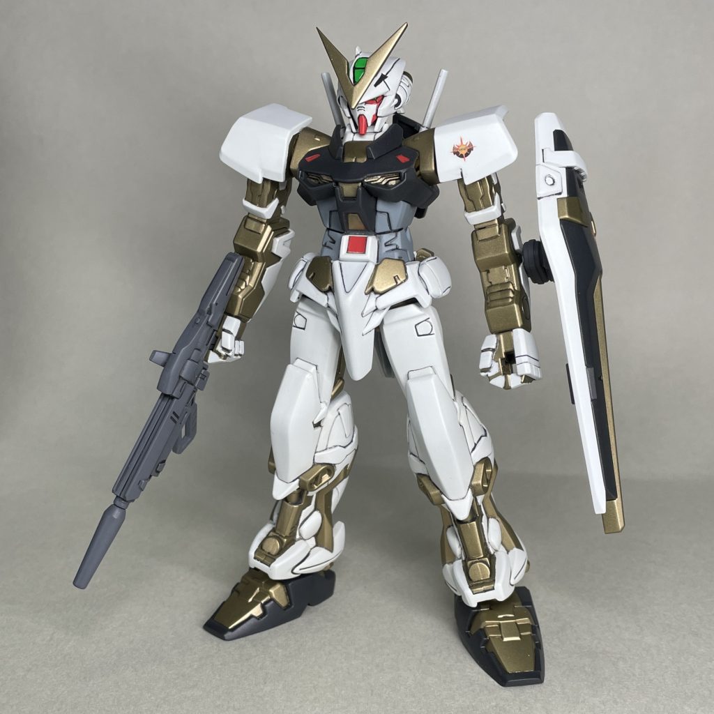 HGフライトユニットの武装装備 まえ HGガンダムアストレイレッドフレーム(フライトユニット装備)の武装とシールドジョイントを付けた状態。薄ライフルでなくなり、シールドを無理なく横に装備できるようになるので、正面から見た時の印象が良くなります。