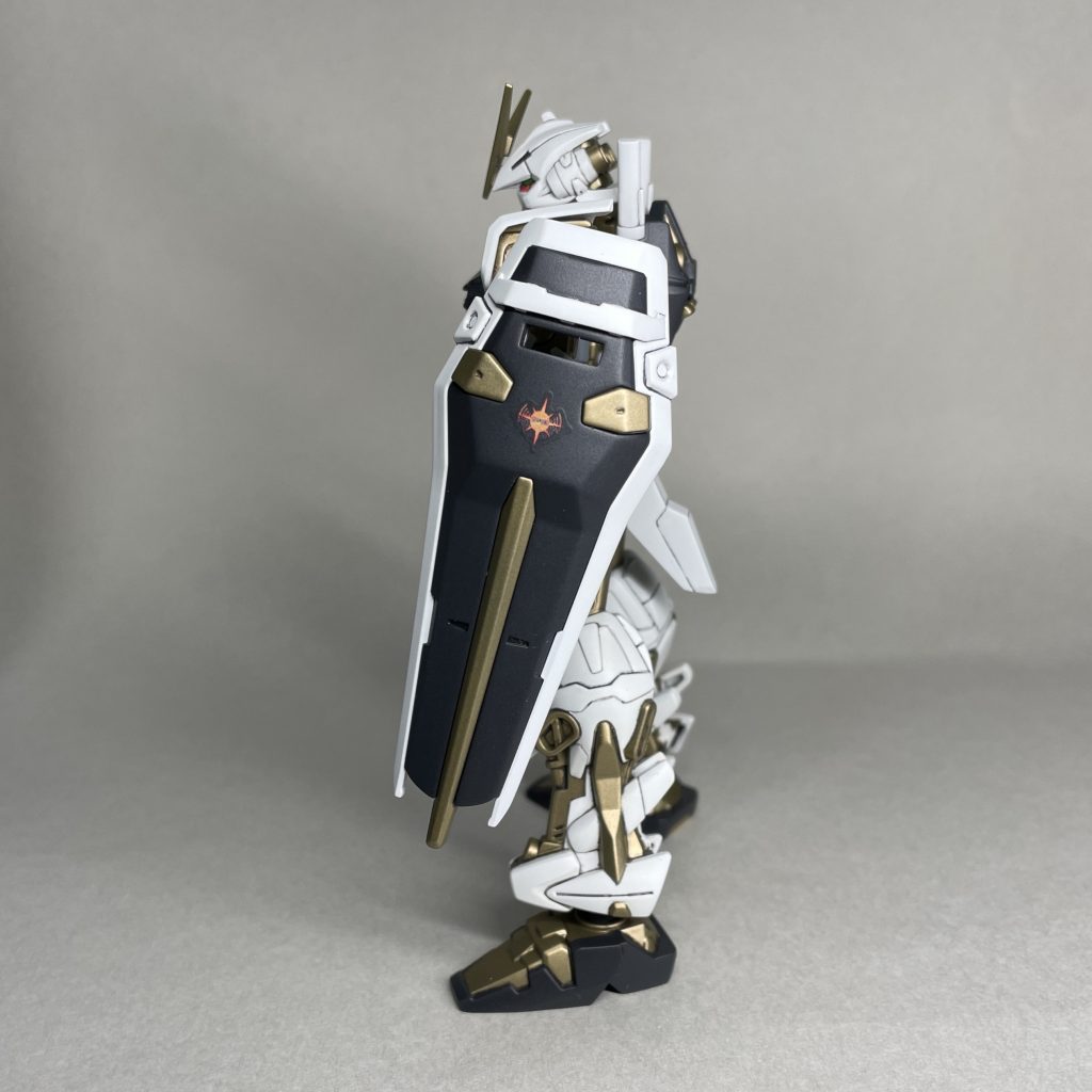 HGフライトユニットの武装装備 よこ シールドの表側は、塗装してしまえばキット付属のものもHGのものもたいして変わりません。裏面は、キット付属のものでは再現されていませんが、HGでは再現されています。