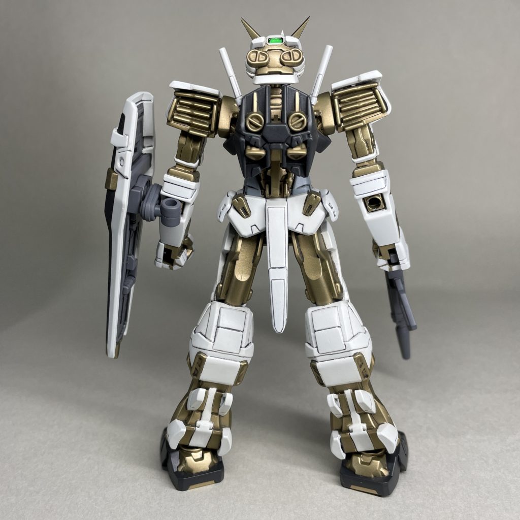 HGフライトユニットの武装装備 まうしろ シールドのジョイントは他の部分のデザインから浮いて見えますが、ありあわせの物を使ったので、いたしかたないところです。