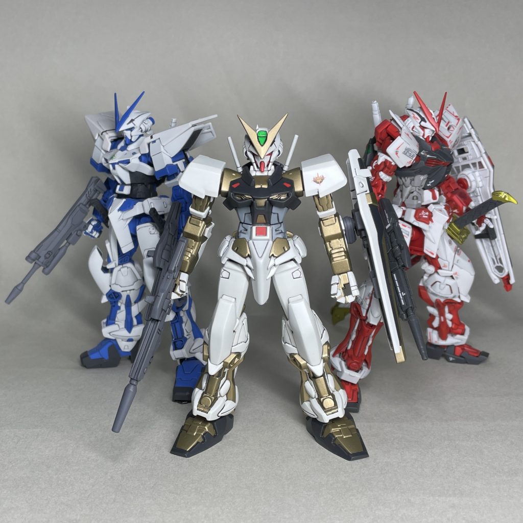 HGブルーフレーム2ndG、ゴールドフレーム(HG装備)、RGレッドフレーム まえ 他のグレードのアストレイと並べてみました。1/144 ゴールドフレームは、今でも塗装すると見栄えがしますが、RGや後期HGの方が塗り分けは圧倒的に楽です。圧倒的に!